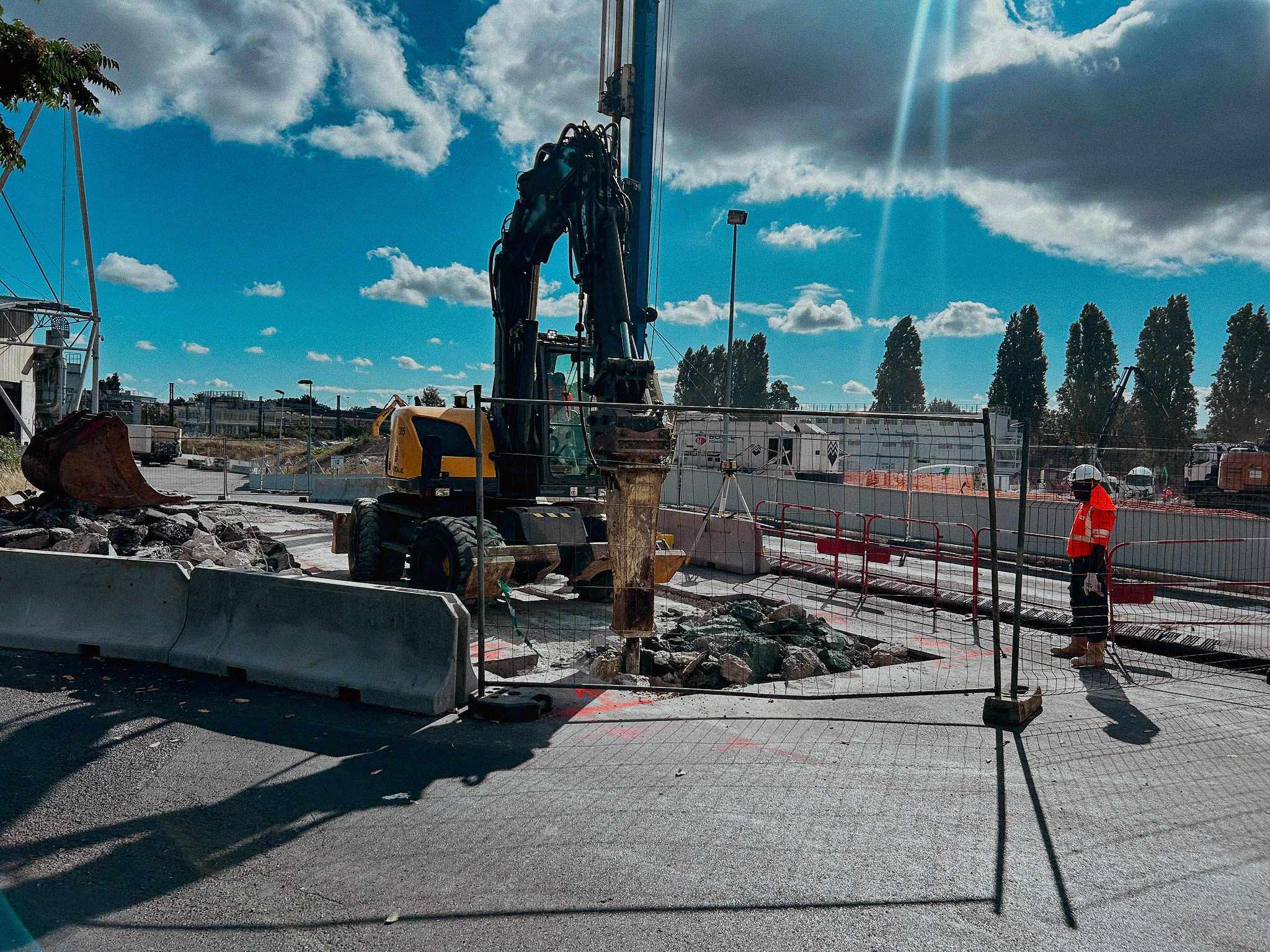 Pelle sur pneus Mecalac 714MW en action sur le chantier de Romainville
