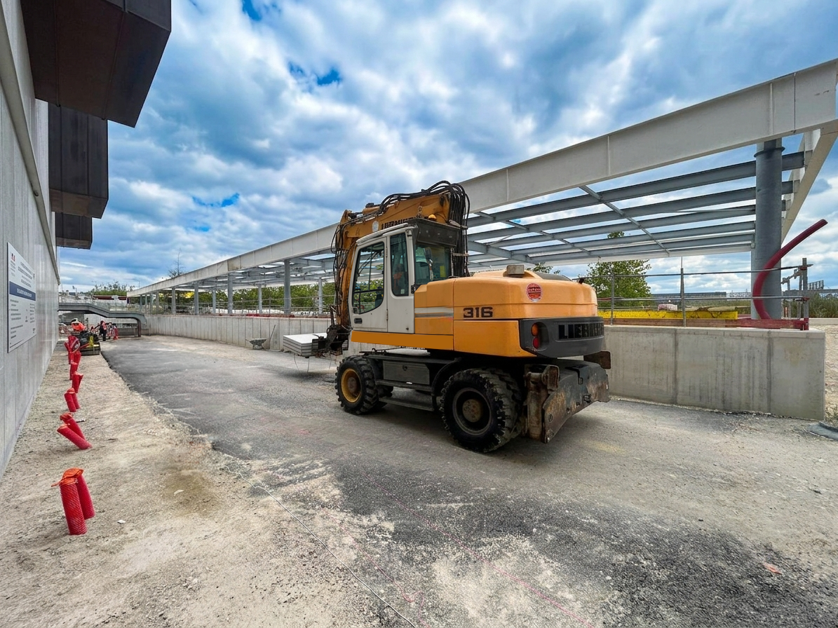 Levage et manutention de palettes de dalles béton avec la Liebherr A 316