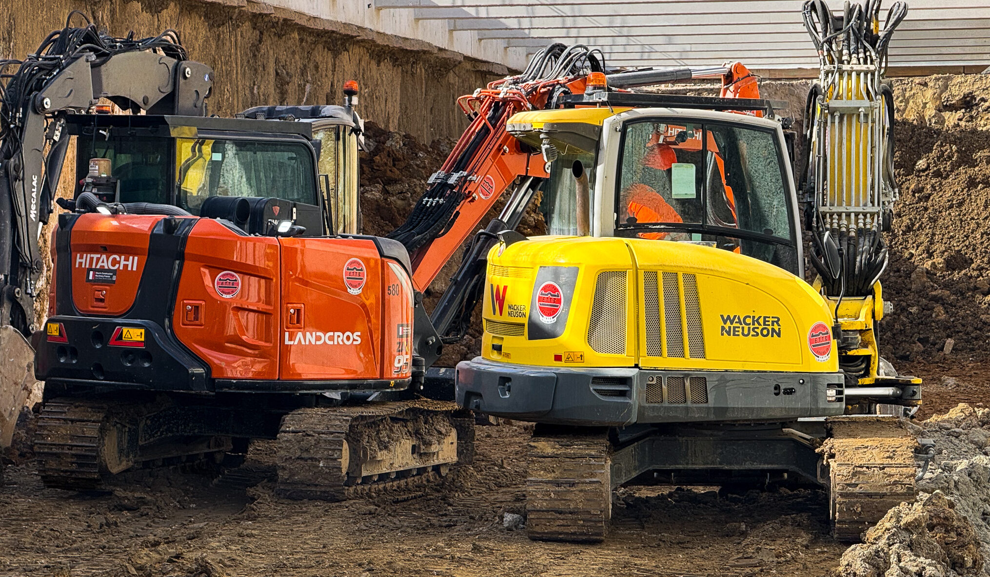 Hitachi ZX95 et Wacker Neuson ET90 ETTB sur un chantier en espace contraint à Trappes