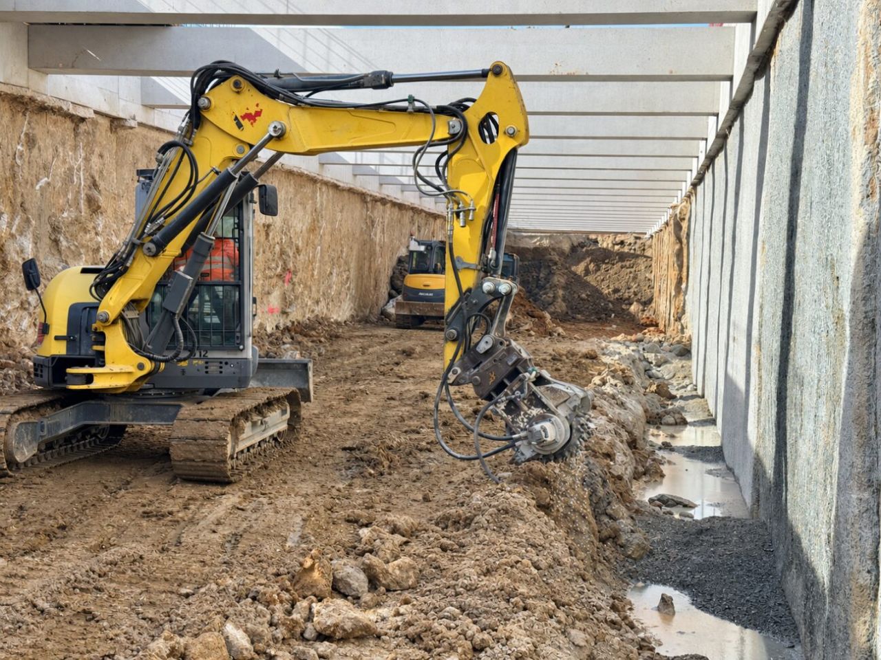 Rabotage de paroi à Trappes avec une Wacker Neuson ET90 ETTB